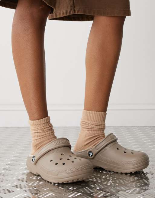 Zuecos color marron grisaceo y hueso clasicos unisex con forro de Crocs ASOS