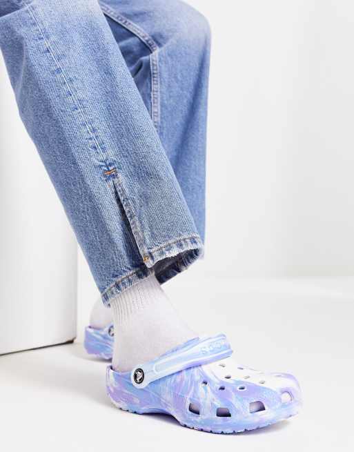 Zuecos color oxígeno marmoleado Crocs | ASOS