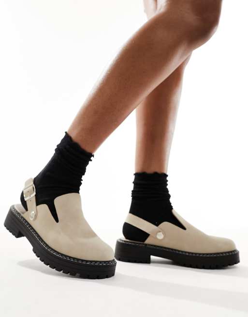 Zuecos color topo con tira talonera de Truffle Collection
