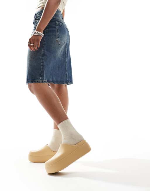 Zuecos color trigo con plataforma Dylan de Crocs