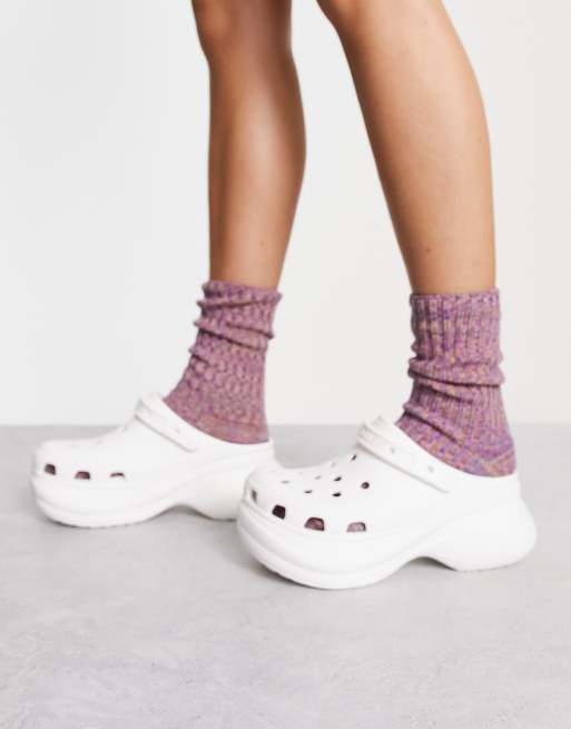 Zuecos con plataforma en blanco Bae de Crocs