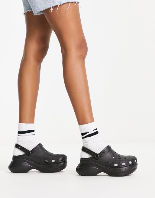 Zuecos con plataforma en negro Bae de Crocs | ASOS