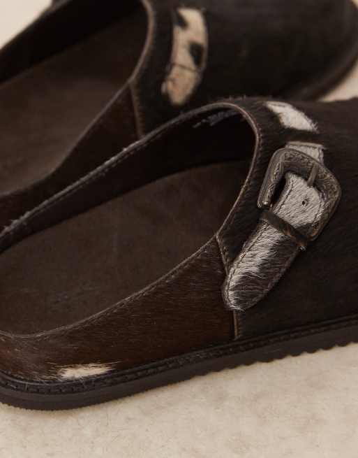 Zuecos estilo mules con estampado de vaca, hebilla y acabado de pelo premium de ASOS DESIGN, 2 de 4