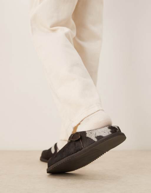 Zuecos estilo mules con estampado de vaca, hebilla y acabado de pelo premium de ASOS DESIGN, 4 de 4