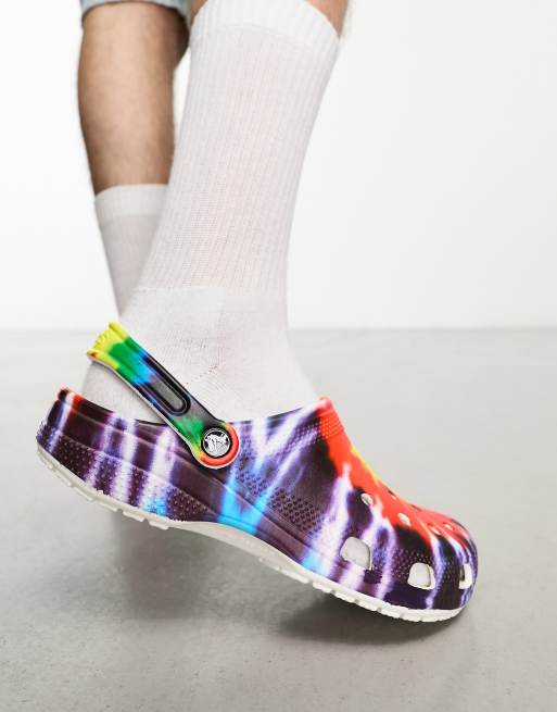 Zuecos multicolor clásicos con diseño tie dye de Crocs, 3 de 4