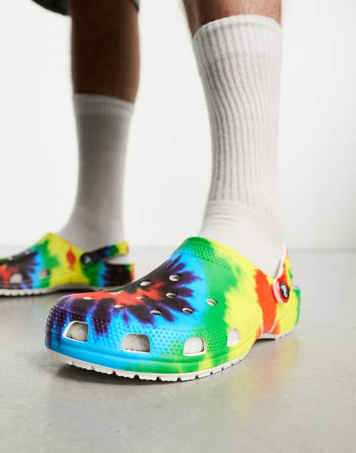Zuecos multicolor clásicos con diseño tie dye de Crocs, 4 de 4