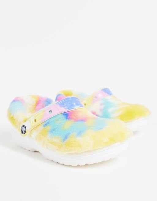 Zuecos multicolores clásicos con forro Fur Sure de Crocs