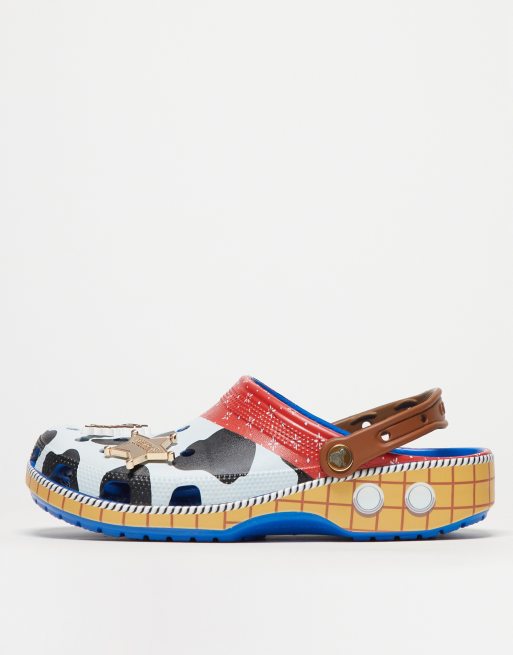 Zuecos multicolores unisex clásicos con diseño de Woody de Toy Story de Crocs