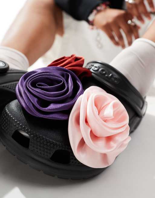 Zuecos negros clásicos con detalles de flores de Crocs, 2 de 4