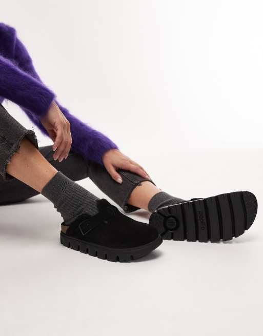 Zuecos negros con suela gruesa y forro de borreguito Boston de Birkenstock