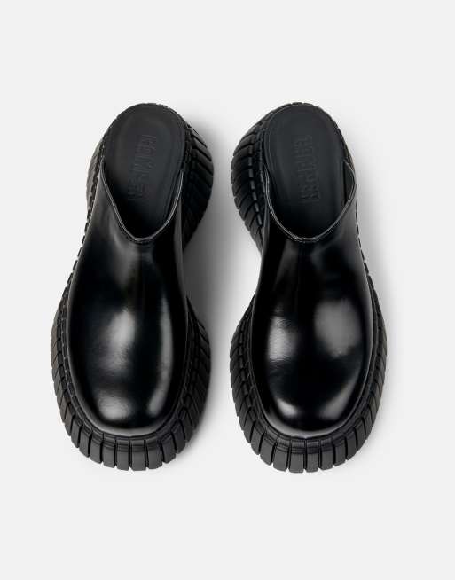 Zuecos negros con suela gruesa y plataforma de cuero de Camper, 2 de 4