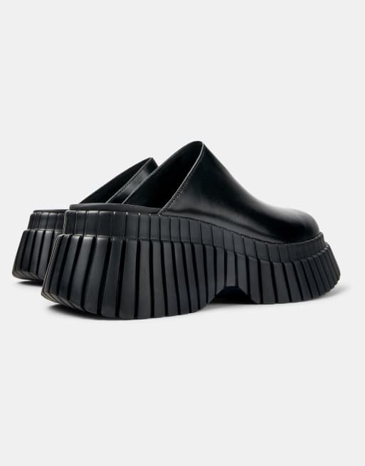 Zuecos negros con suela gruesa y plataforma de cuero de Camper, 4 de 4