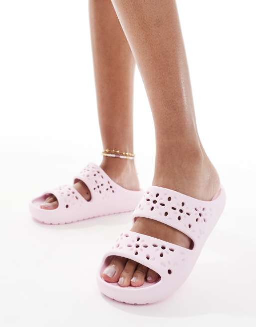 Zuecos rosa lechoso con diseño floral calado Classic de Crocs, 2 de 4