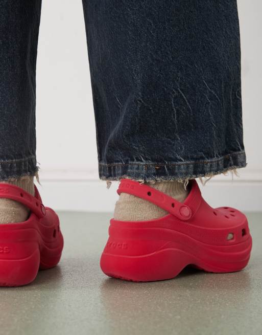Zuecos rosas con plataforma de terciopelo Bae de Crocs, 2 de 4