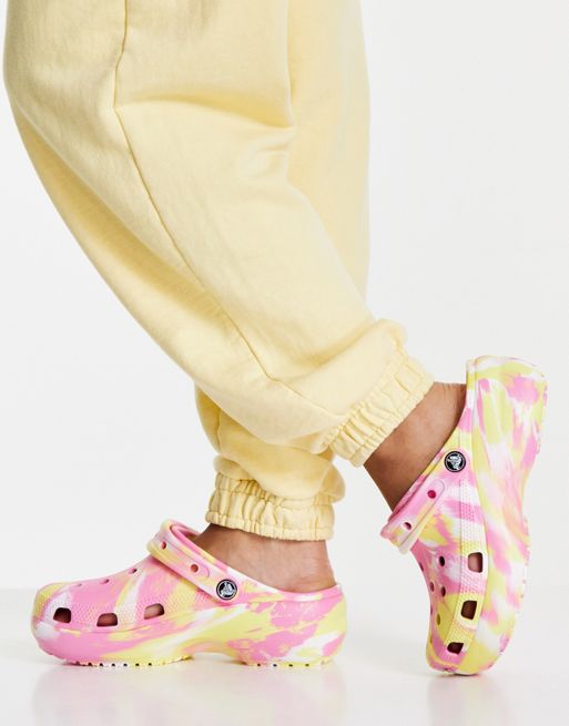 Zuecos rosas y amarillos clásicos con efecto marmoleado y plataforma plana  de Crocs | ASOS