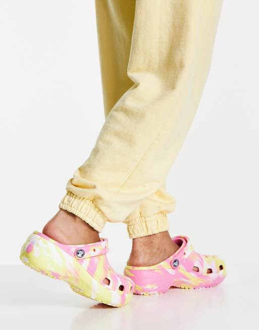 Zuecos rosas y amarillos clásicos con efecto marmoleado y plataforma plana  de Crocs | ASOS