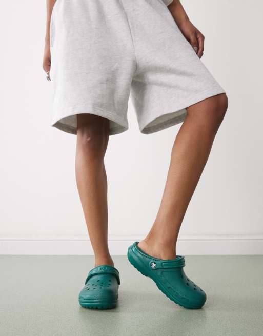 Zuecos verde esmeralda oscuro clásicos unisex con forro de felpa de Crocs, 3 de 4
